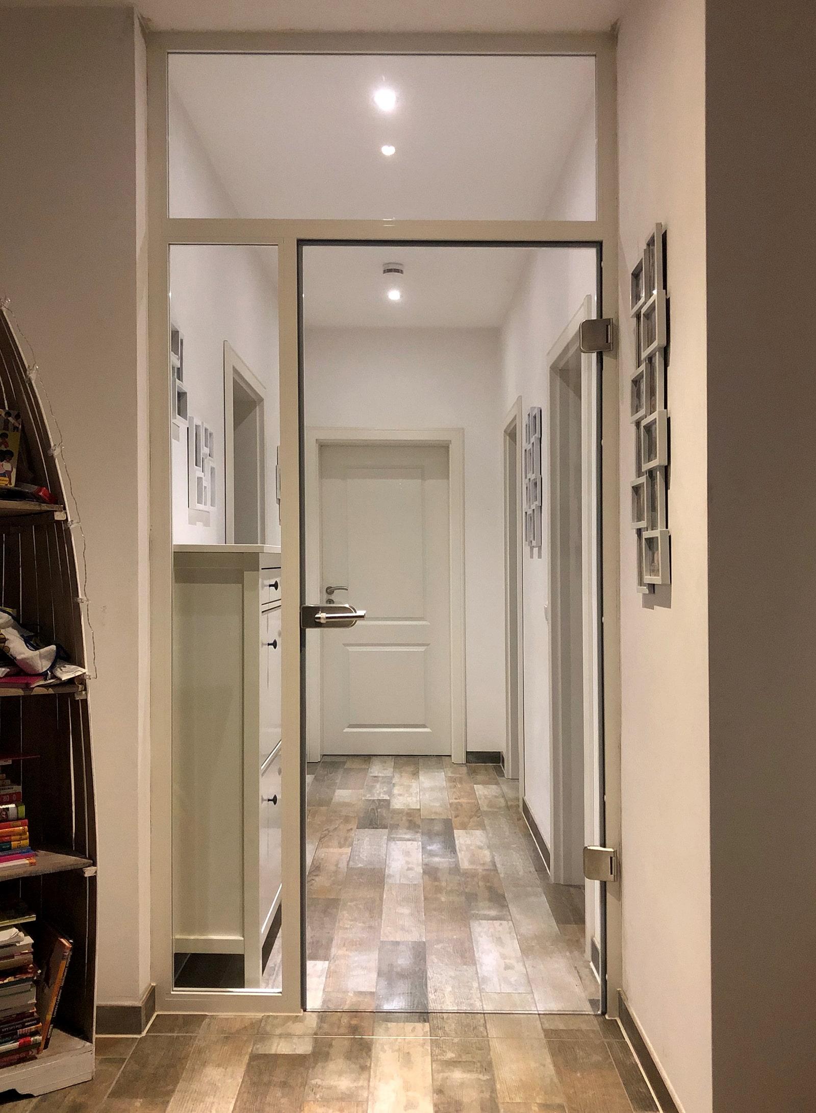 Aluminium Blockzarge mit Seitenteil und Oberlicht, Referenz Schlie mit Klarglas - www.ganzglastuere.de