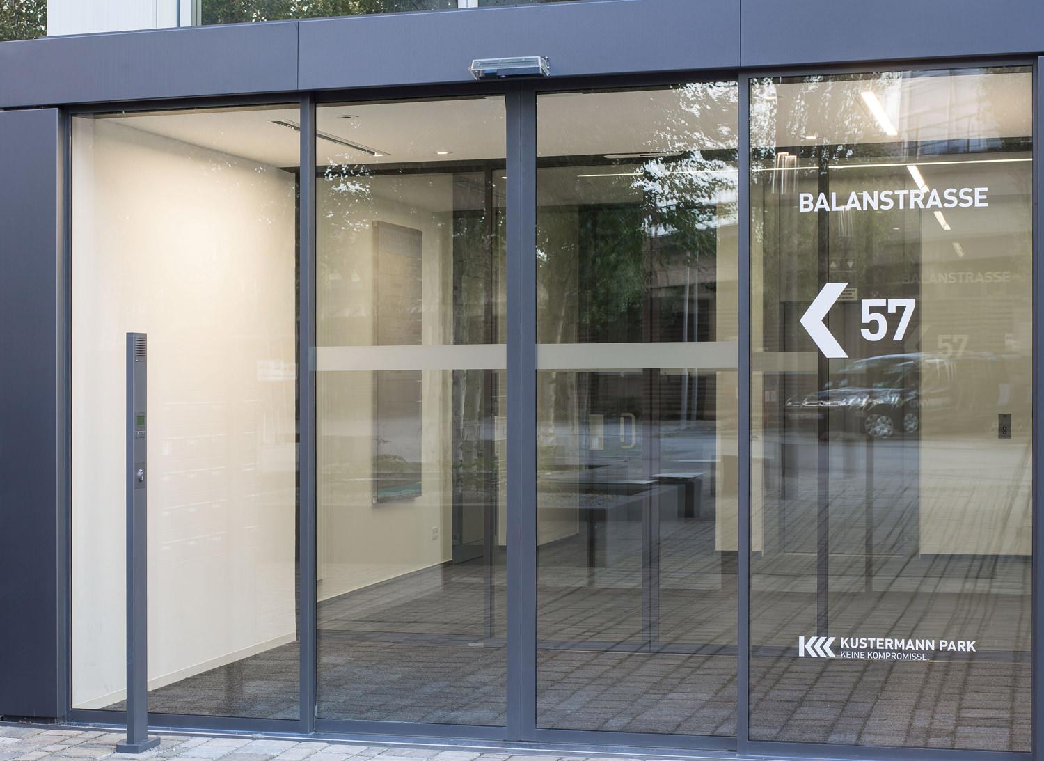  ST Flex - die Eingangstür mit hoher Sicherheit und Einbruchschutz Foto: dormakaba - www.ganzglastuere.de