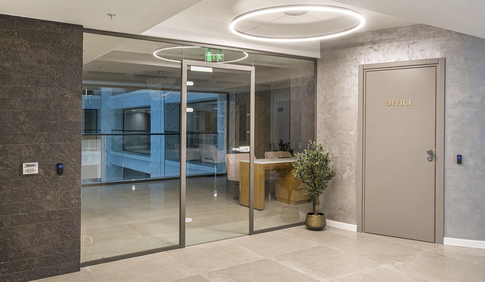 Glaswand- und Zargensystem justo FLIPP by Dorma-Glas- Bürozugang - www.ganzglastuere.de