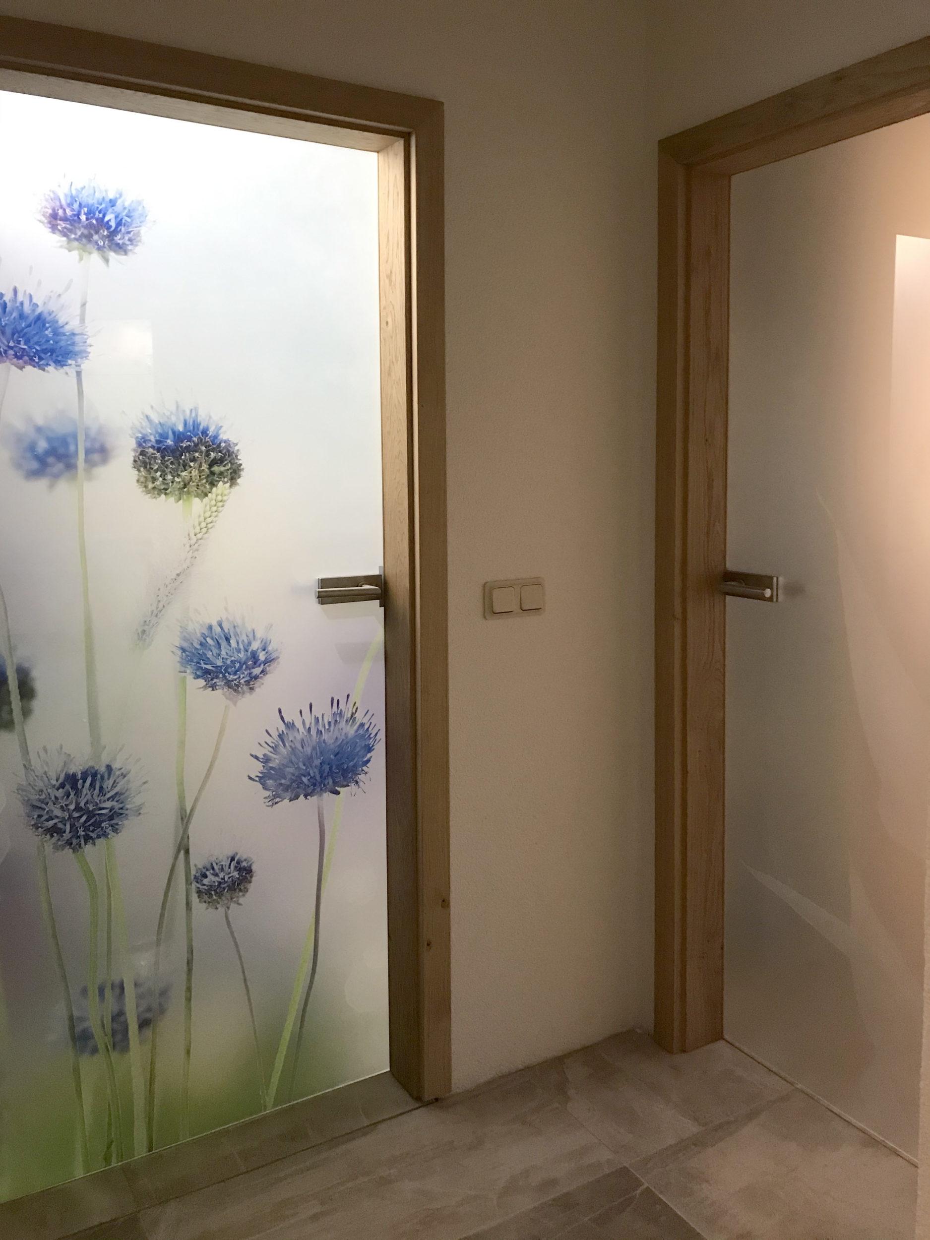 Referenz Glastür Flowers und Satinato Kunde Grossmann Drehtüren