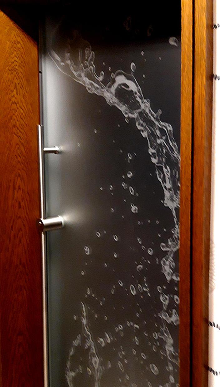 Referenz Glas-Drehtür Modell „7044 Splash“ Bild 2