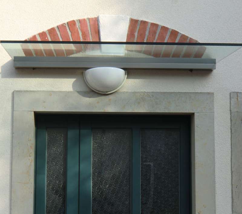 Dieses Glasvordach ist trägerlos, zeitlos und elegant